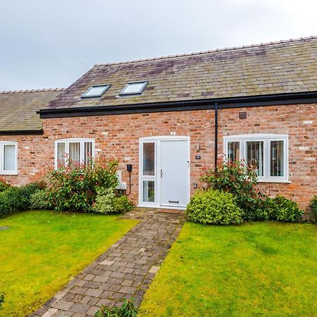 Number 21: A Breathtaking Chester Cottage With Parking Mollington  エクステリア 写真
