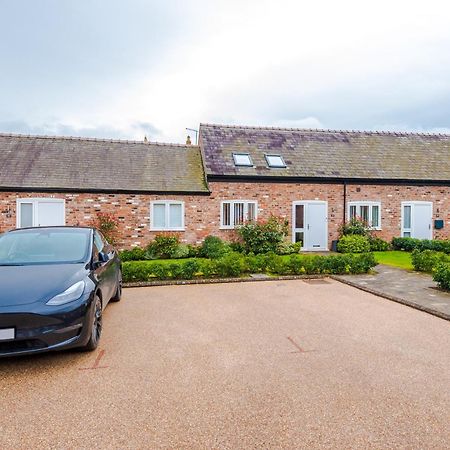 Number 21: A Breathtaking Chester Cottage With Parking Mollington  エクステリア 写真